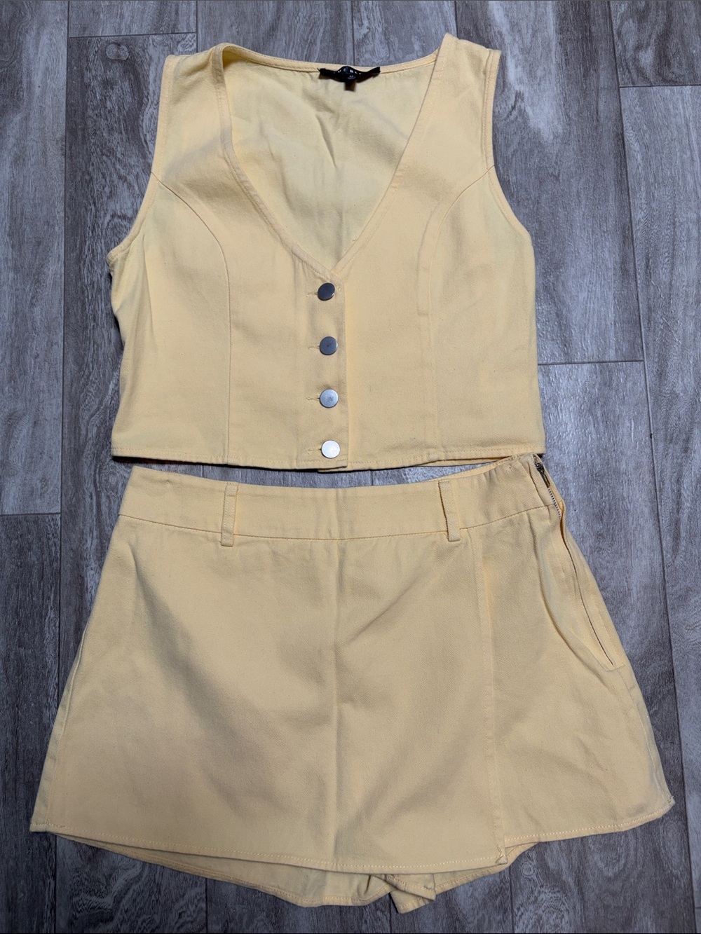 Blue Blush Pale Yellow V-Neck Buttoned Vest and Matching Skort Set side zipper